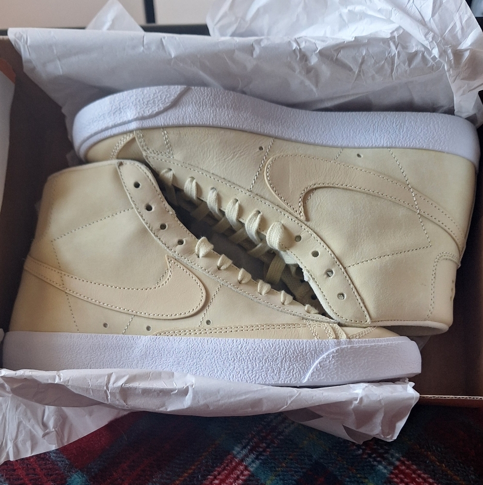 Nike Mid 77